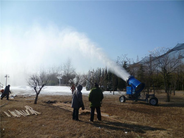 山東臨沂盛能游樂(lè)園造雪現(xiàn)場(chǎng)